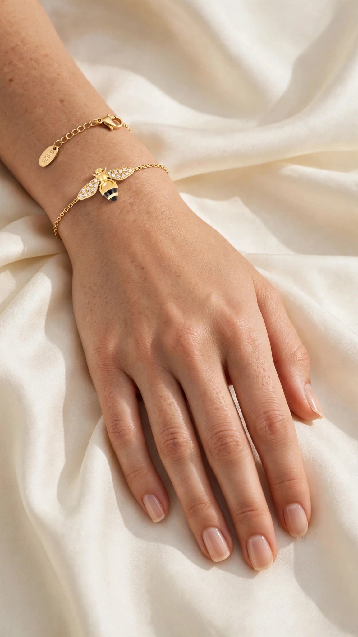 Abeja Dorada bee bracelet worn on the wrist