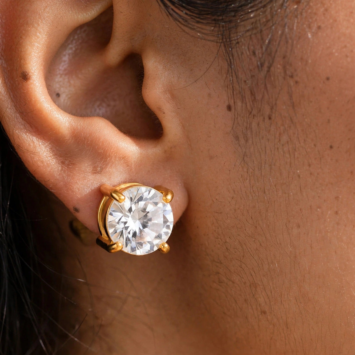Elara gold stud, macro detail